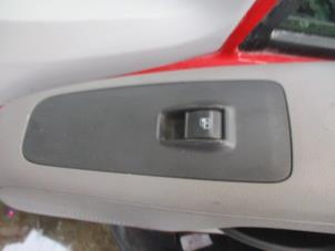 Usagé Commutateur vitre électrique Citroen Jumper (U9) 2.2 HDi 120 Euro 4 Prix € 25,00 Règlement à la marge proposé par Boekholt autodemontage B.V