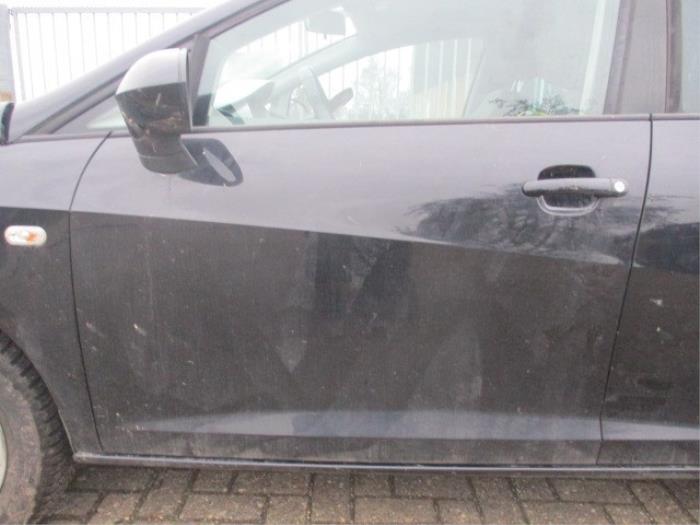 Poignée portière 4portes avant gauche d'un Seat Ibiza IV (6J5) 1.2 TDI Ecomotive 2011