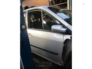 Używane Ogranicznik drzwi prawych przednich wersja 4-drzwiowa Renault Scénic II (JM) 1.6 16V Cena € 15,00 Procedura marży oferowane przez Boekholt autodemontage B.V
