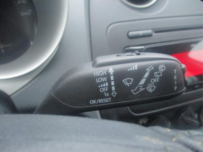 Interruptor combinado columna de dirección de un Seat Ibiza IV (6J5) 1.2 TDI Ecomotive 2011