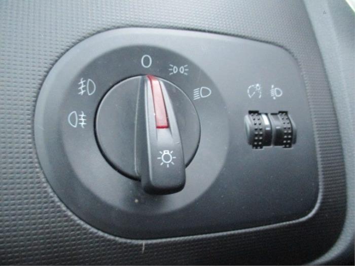 Light switch from a Seat Ibiza IV (6J5) 1.2 TDI Ecomotive 2011