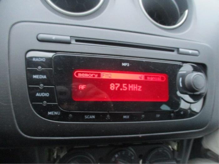 Radio CD Spieler van een Seat Ibiza IV (6J5) 1.2 TDI Ecomotive 2011