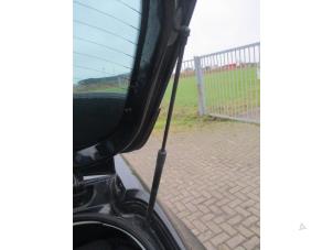 Używane Amortyzator gazowy prawy tyl Seat Ibiza IV (6J5) 1.2 TDI Ecomotive Cena € 17,50 Procedura marży oferowane przez Boekholt autodemontage B.V