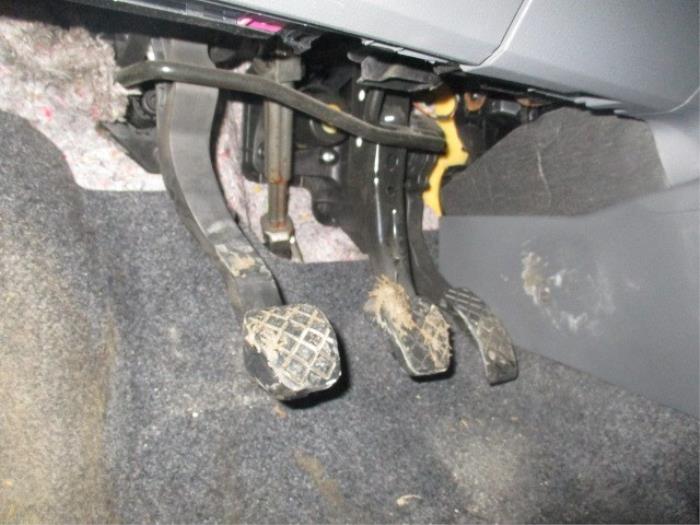Clutch pedal from a Seat Ibiza IV (6J5) 1.2 TDI Ecomotive 2011