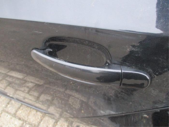 Uchwyt drzwi lewych tylnych wersja 4-drzwiowa z Seat Ibiza IV (6J5) 1.2 TDI Ecomotive 2011