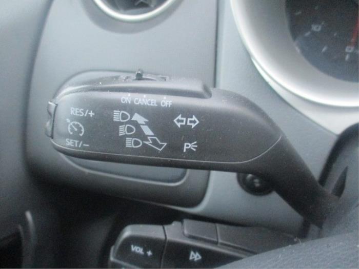 Wiper switch from a Seat Ibiza IV (6J5) 1.2 TDI Ecomotive 2011