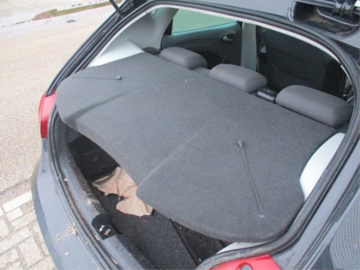 Soporte de repisa trasera de un Seat Ibiza IV (6J5) 1.2 TDI Ecomotive 2011