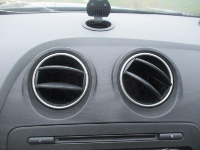 Dashboard vent from a Seat Ibiza IV (6J5) 1.2 TDI Ecomotive 2011