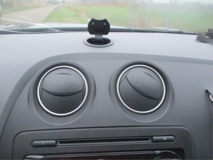 Grille aération tableau de bord d'un Seat Ibiza IV (6J5) 1.2 TDI Ecomotive 2011