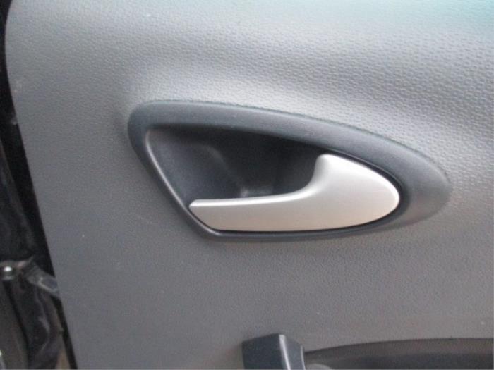 Uchwyt drzwi prawych tylnych wersja 4-drzwiowa z Seat Ibiza IV (6J5) 1.2 TDI Ecomotive 2011