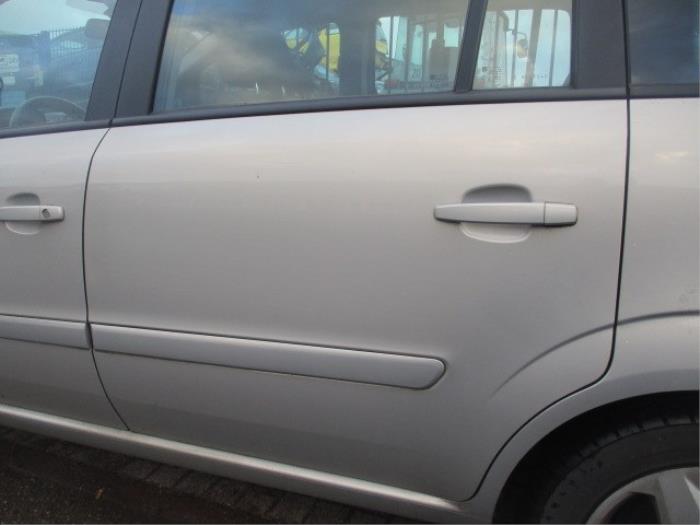 Uchwyt drzwi lewych tylnych wersja 4-drzwiowa z Opel Zafira (M75) 1.6 16V 2007