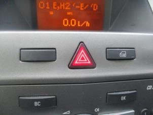Usagé Commutateur éclairage d'urgence Opel Zafira (M75) 1.6 16V Prix € 15,00 Règlement à la marge proposé par Boekholt autodemontage B.V
