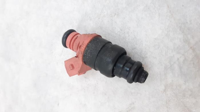 Injector (petrol injection) from a Daewoo Kalos (SF48) 1.2 2007