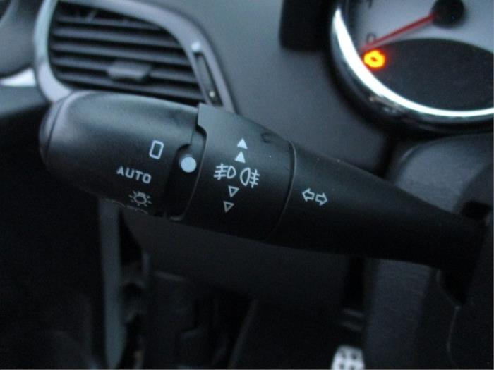 Fog light switch from a Peugeot 207/207+ (WA/WC/WM) 1.6 16V GT THP 2008