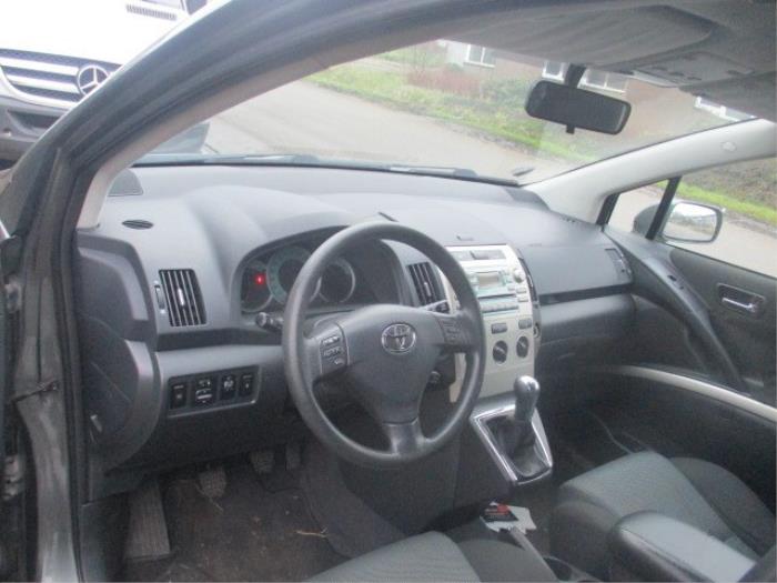 Dashboard from a Toyota Corolla Verso (R10/11) 2.2 D-4D 16V 2006