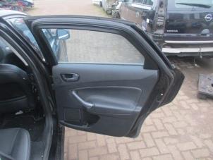 Używane Tapicerka drzwi prawych tylnych wersja 4-drzwiowa Ford Mondeo IV 2.5 20V Cena € 47,00 Procedura marży oferowane przez Boekholt autodemontage B.V