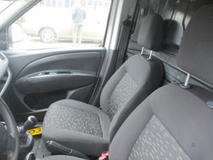 Używane Fotel prawy Opel Combo 1.3 CDTI 16V ecoFlex Cena € 100,00 Procedura marży oferowane przez Boekholt autodemontage B.V