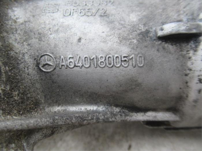 Boîtier filtre à huile d'un Mercedes-Benz B (W245,242) 2.0 B-180 CDI 16V 2005