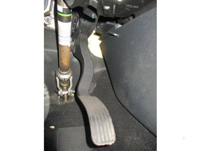 Accelerator pedal from a Peugeot 208 I (CA/CC/CK/CL) 1.2 Vti 12V PureTech 82 2013