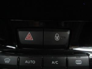 Used Panic lighting switch Peugeot 208 I (CA/CC/CK/CL) 1.2 Vti 12V PureTech 82 Price € 10,00 Margin scheme offered by Boekholt autodemontage B.V