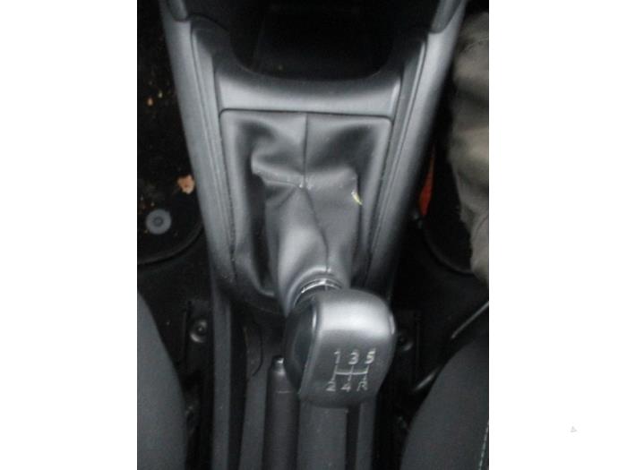 Gearbox mechanism from a Peugeot 208 I (CA/CC/CK/CL) 1.2 Vti 12V PureTech 82 2013