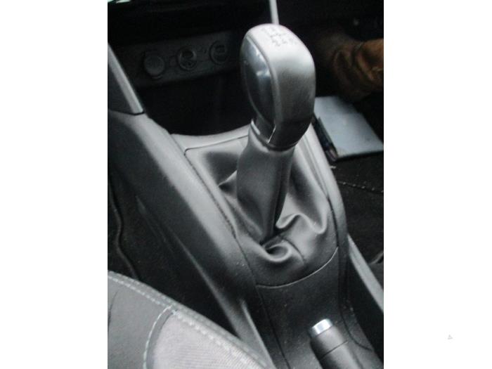 Gearbox mechanism from a Peugeot 208 I (CA/CC/CK/CL) 1.2 Vti 12V PureTech 82 2013