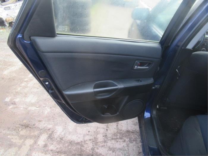 Tapizado de puerta de 4 puertas derecha detrás de un Mazda 3 Sport (BK14) 1.6 CiTD 16V 2005
