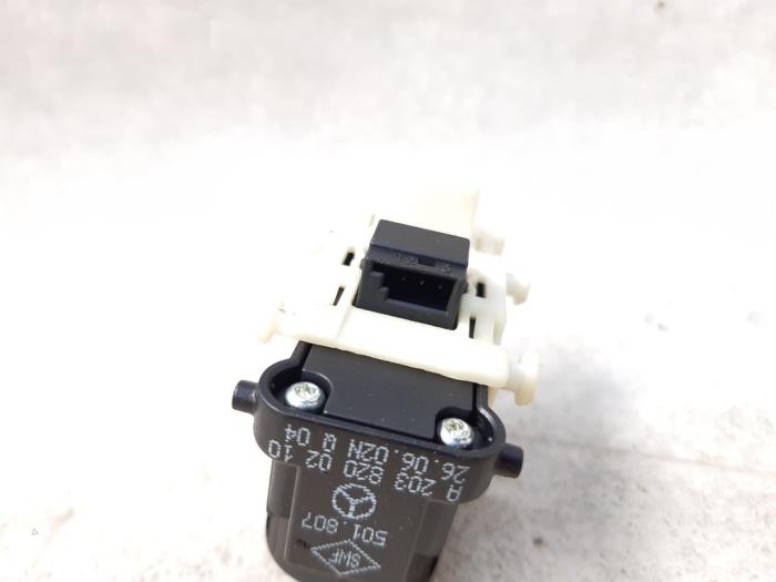 Electric window switch from a Mercedes-Benz C (W203) 1.8 C-200K 16V 2002