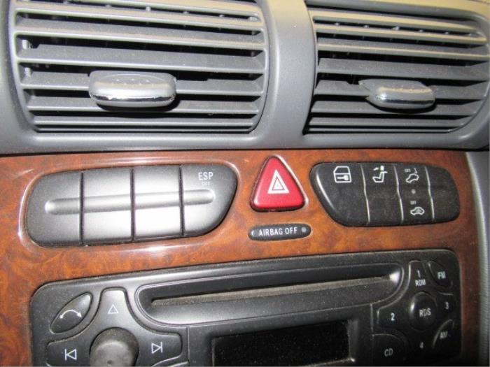 Panikbeleuchtung Schalter van een Mercedes-Benz C (W203) 1.8 C-200K 16V 2002