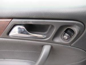 Usagé Commutateur vitre électrique Mercedes C (W203) 2.2 C-220 CDI 16V Prix € 20,00 Règlement à la marge proposé par Boekholt autodemontage B.V