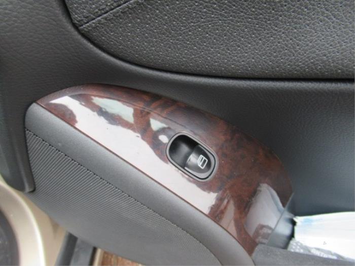 Interruptor de ventanilla eléctrica de un Mercedes-Benz C (W203) 2.2 C-220 CDI 16V 2001