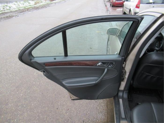 Ventanilla de puerta de 4 puertas izquierda detrás de un Mercedes-Benz C (W203) 2.2 C-220 CDI 16V 2001