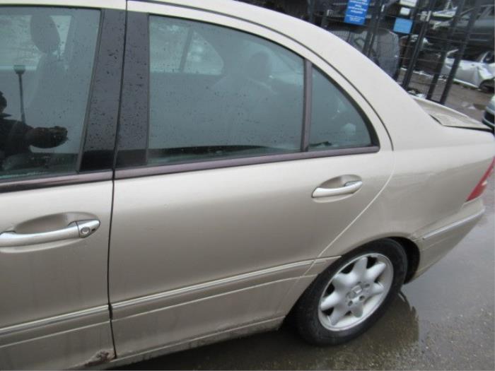 Türscheibe 4-türig links hinten van een Mercedes-Benz C (W203) 2.2 C-220 CDI 16V 2001