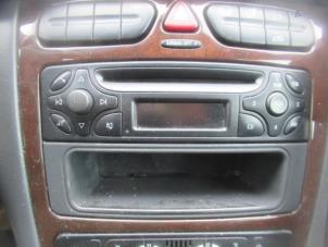Usagé Radio/Lecteur CD Mercedes C (W203) 2.2 C-220 CDI 16V Prix € 50,00 Règlement à la marge proposé par Boekholt autodemontage B.V