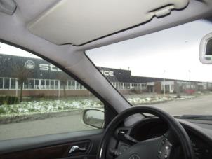 Używane Obudowa slupka lewy przód Mercedes C (W203) 2.2 C-220 CDI 16V Cena € 30,00 Procedura marży oferowane przez Boekholt autodemontage B.V