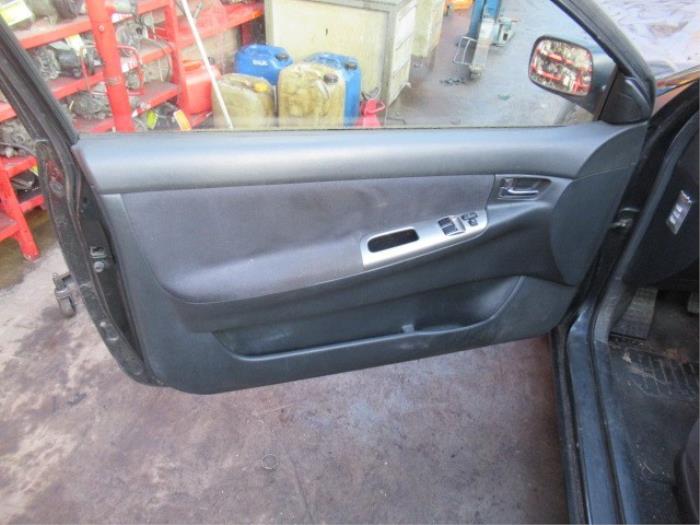 Interruptor de ventanilla eléctrica de un Toyota Corolla (E12) 2.0 D-4D 16V 110 2003