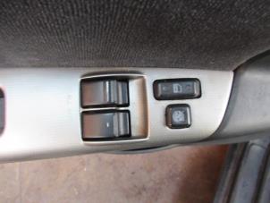 Usados Interruptor de ventanilla eléctrica Toyota Corolla (E12) 2.0 D-4D 16V 110 Precio € 30,00 Norma de margen ofrecido por Boekholt autodemontage B.V