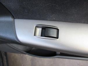 Usados Interruptor de ventanilla eléctrica Toyota Corolla (E12) 2.0 D-4D 16V 110 Precio € 20,00 Norma de margen ofrecido por Boekholt autodemontage B.V