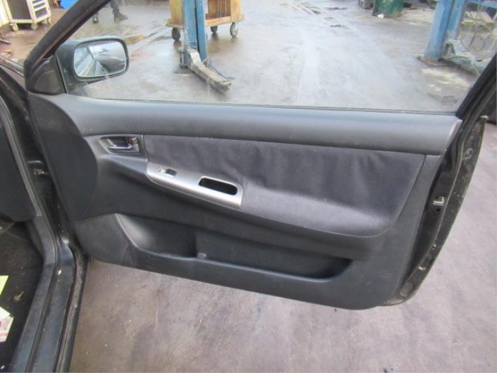 Mecanismo de ventanilla de 2 puertas derecha delante de un Toyota Corolla (E12) 2.0 D-4D 16V 110 2003