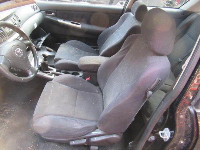 Toyota Corolla (E12) 2.0 D-4D 16V 110 Headrests stock