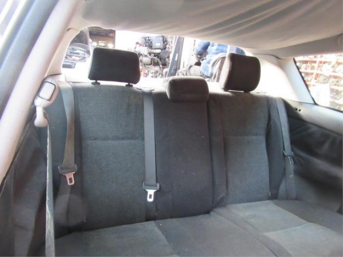 Lengüeta de cinturón de seguridad izquierda detrás de un Toyota Corolla (E12) 2.0 D-4D 16V 110 2003