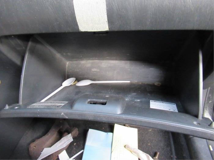 Boîte à gants d'un Toyota Corolla (E12) 2.0 D-4D 16V 110 2003