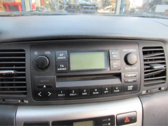 Radio CD player from a Toyota Corolla (E12) 2.0 D-4D 16V 110 2003