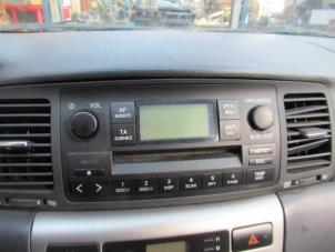 Używane Radioodtwarzacz CD Toyota Corolla (E12) 2.0 D-4D 16V 110 Cena € 45,00 Procedura marży oferowane przez Boekholt autodemontage B.V