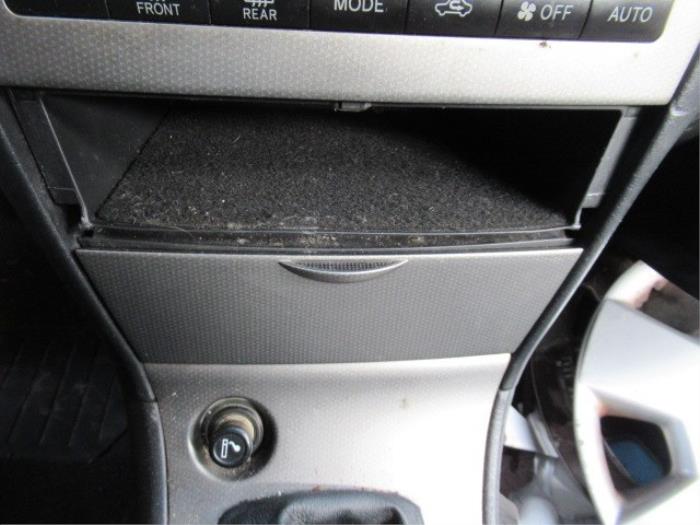 Front ashtray from a Toyota Corolla (E12) 2.0 D-4D 16V 110 2003