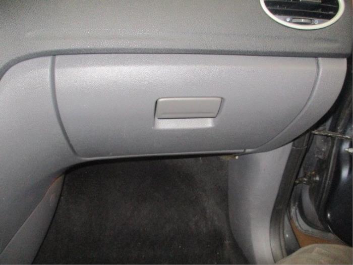Glovebox from a Ford Focus 2 Wagon 1.6 16V 2005