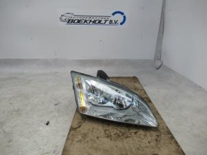 Używane Reflektor prawy Ford Focus 2 Wagon 1.6 16V Cena € 70,00 Procedura marży oferowane przez Boekholt autodemontage B.V