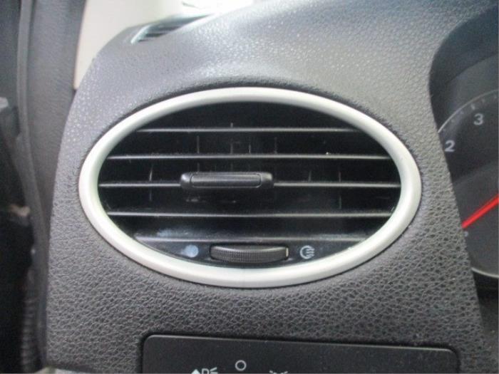 Rejilla de aire de salpicadero de un Ford Focus 2 Wagon 1.6 16V 2005