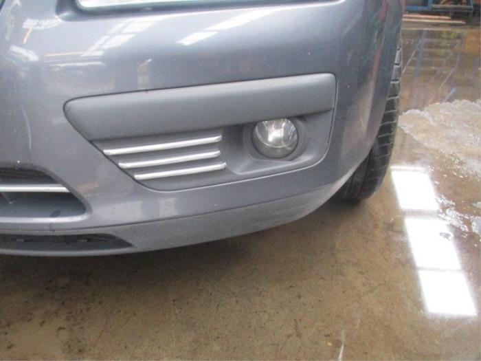 Fog light, front left from a Ford Focus 2 Wagon 1.6 16V 2005