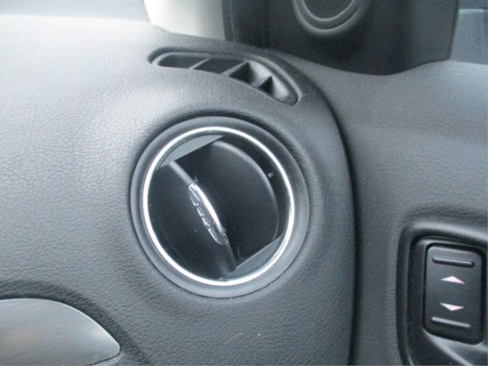 Rejilla de aire de salpicadero de un Ford Mondeo IV 2.5 20V 2008